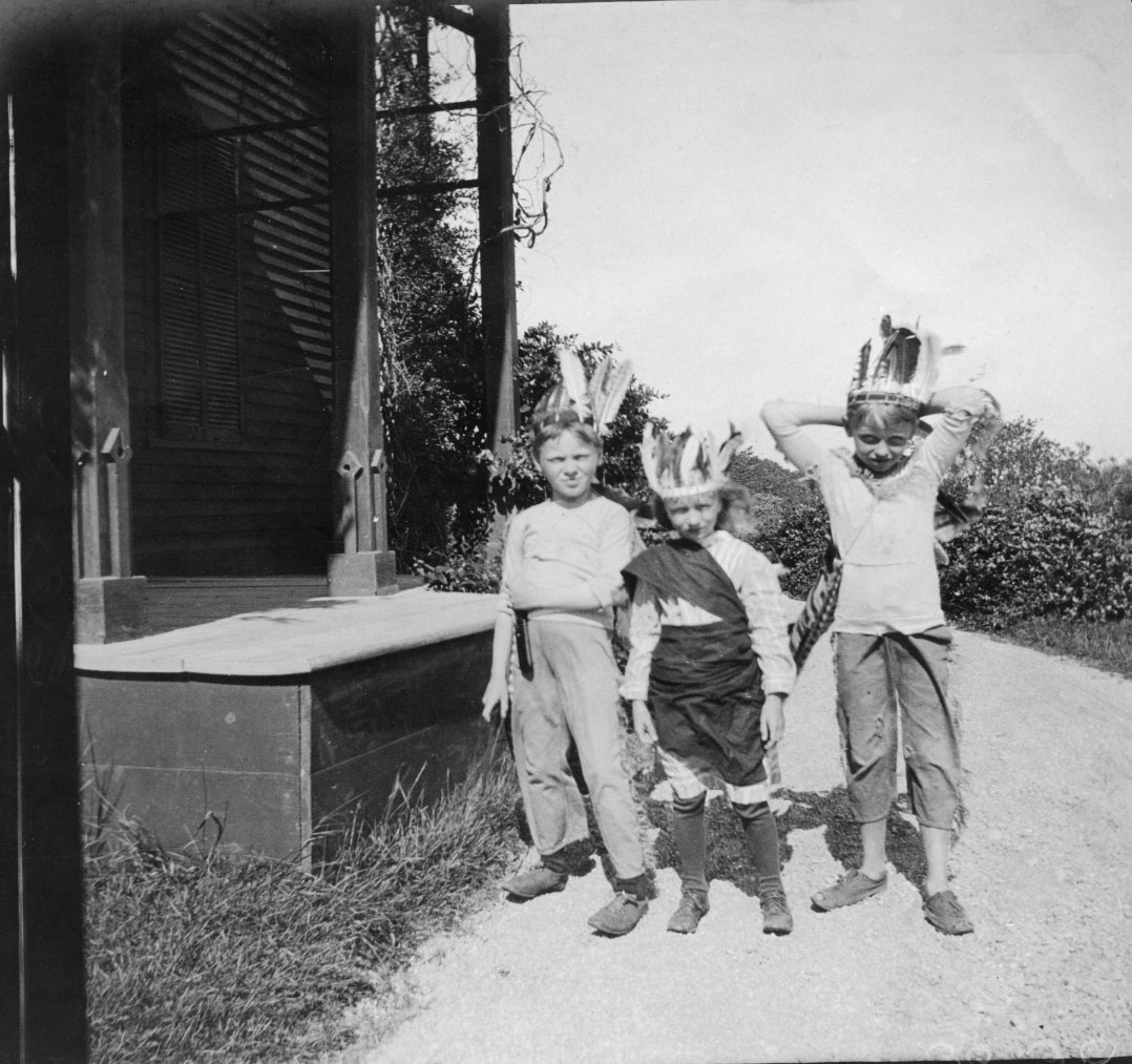 Hale and Weeden children playing at Hale House, 1902. (Smith/Weeden Family Collection)